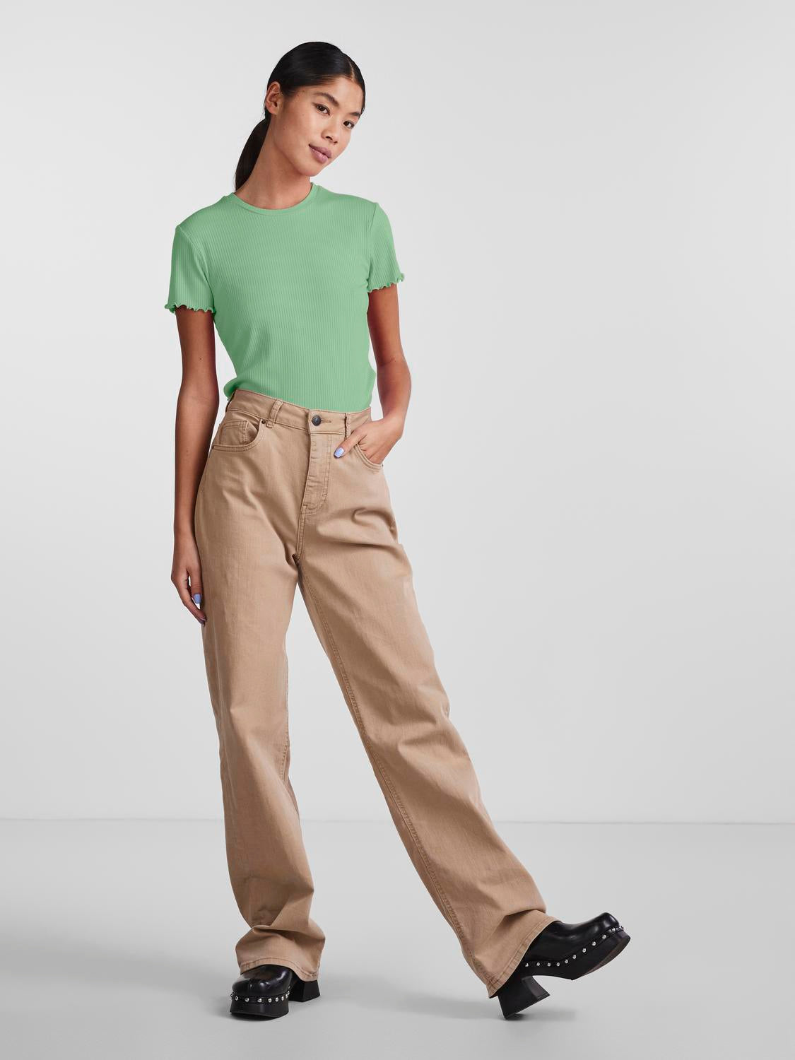 model_shot-front_full